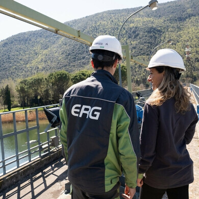 Dipendenti ERG impegnati nelle attività quotidiane in azienda.