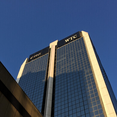 Vista esterna della sede principale di ERG con logo visibile.