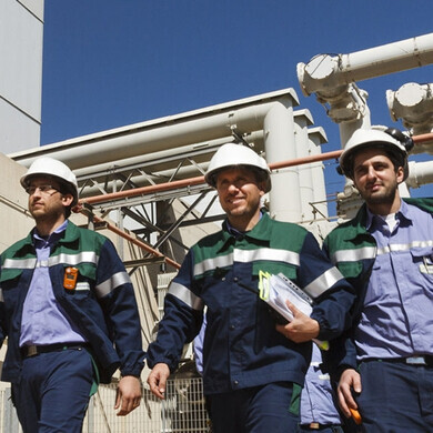 Gruppo di collaboratori ERG in ambiente professionale.