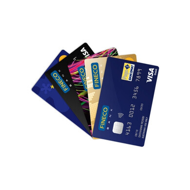 Primo piano di carte di credito Fineco su sfondo neutro.