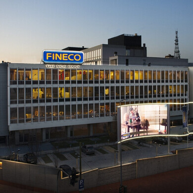 Edificio principale della sede Fineco con logo aziendale.