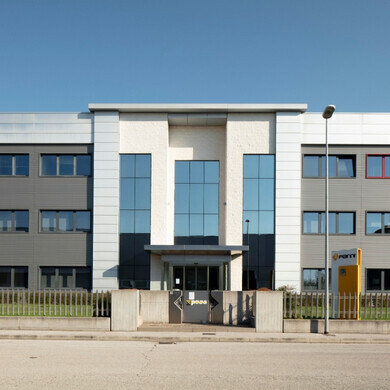 Vista dello stabilimento Interpump, simbolo di tecnologia avanzata e capacità produttiva all’avanguardia.