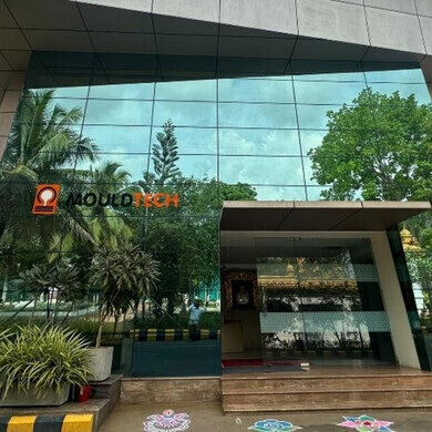 Ingresso Interpump L’ingresso principale dell’azienda Interpump, con accesso moderno e accogliente verso gli spazi industriali e amministrativi.