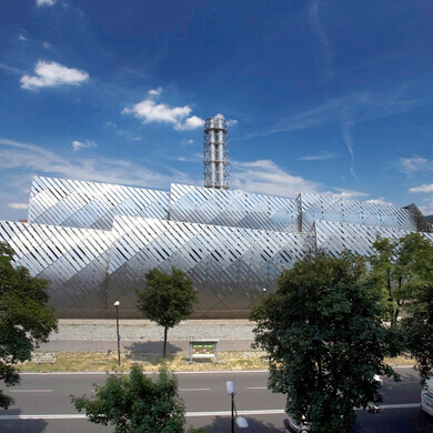 Vista frontale dell'impianto termoelettrico della centrale del politecnico di Iren