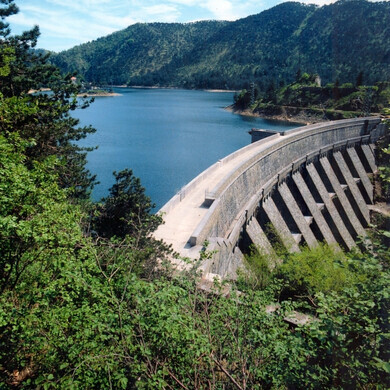 Contesto montano in cui si inserisce una diga di un impianto idroelettrico di Gorzente, Iren