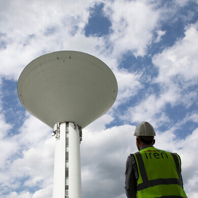 Dipendente iren che guarda l'impianto idrico di Reggio Emilia