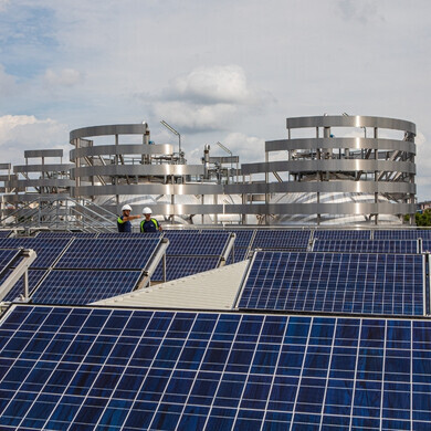 Vista frontale di un impianto fotovoltaico
