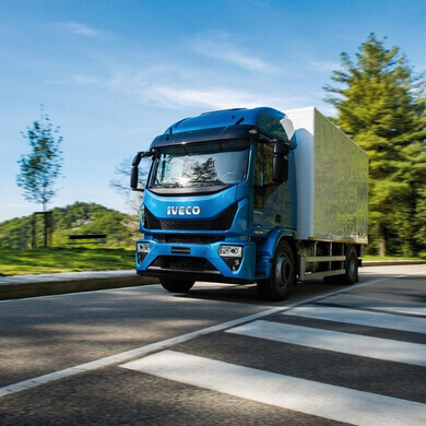 Autotreno Iveco di colore blu in sosta su strada.