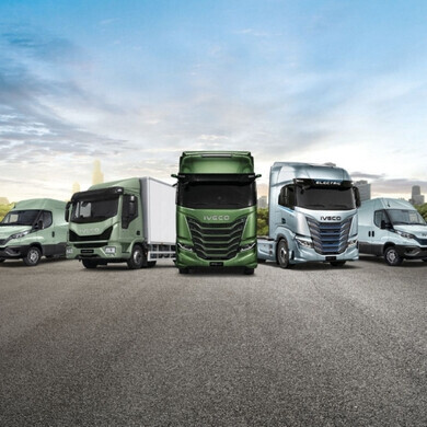 Raggruppamento di più camion Iveco parcheggiati insieme.