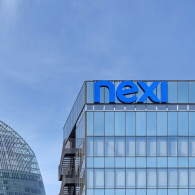 Vista esterna dell’edificio sede di Nexi, con logo visibile.