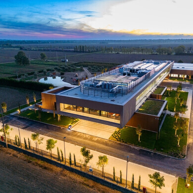 Veduta dall’alto della sede di Pharmanutra, mostrando l’intera struttura e l’area circostante.