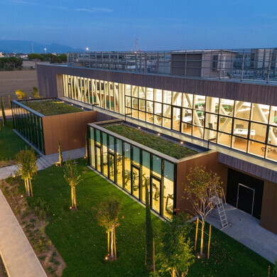 Sede di Pharmanutra di notte, con luci accese e atmosfera serale.