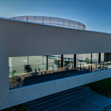 Veduta frontale della sede di Pharmanutra, mostrando l’intera facciata e l’entrata principale.