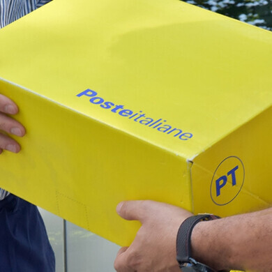 Consegna di un pacco di Poste Italiane