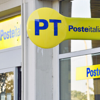 Vista esterna di ufficio postali Poste Italiane, con insegna riconoscibile.