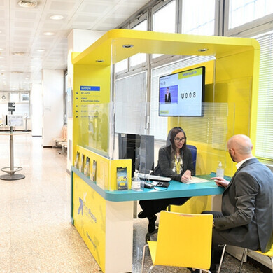 Interno di un ufficio postale Poste Italiane con sportelli aperti al pubblico e personale al servizio dei clienti.