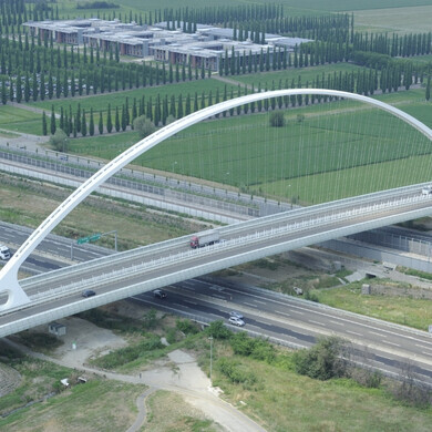 Ferrovia alta velocità Saipem Progetto di ferrovia ad alta velocità, con binari e infrastrutture moderne.