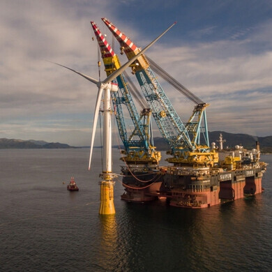 Saipem 7000 Piattaforma offshore Saipem 7000 in mare aperto, utilizzata per operazioni di sollevamento e costruzione industriale.