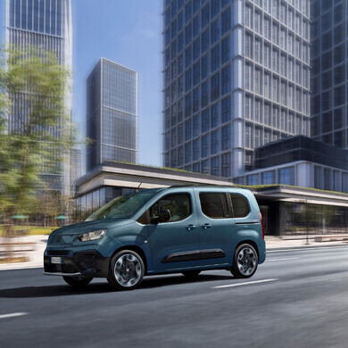 Fiat E-Doblò elettrica, veicolo commerciale sostenibile, fotografata in contesto urbano.