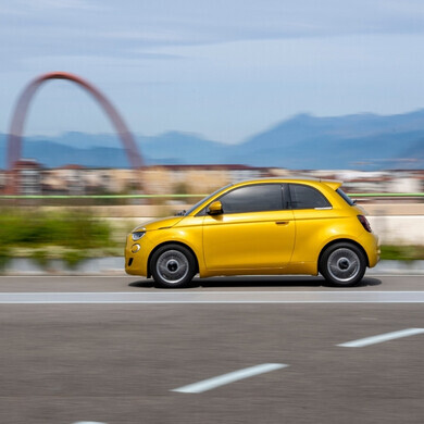 Fiat 500 Hybrid in primo piano, evidenziando il design compatto e la tecnologia ibrida.