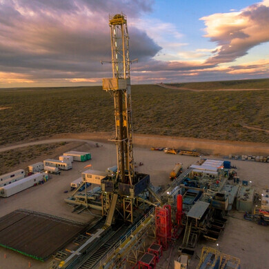 Operazioni Tenaris nella zona di Vaca Muerta, Argentina, con attività legate all’industria petrolifera e del gas.