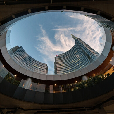 Vista incorniciata dell'ingresso della torre UniCredit Tower dal piano-1 di Piazza Gae Aulenti