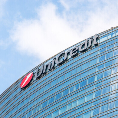 Vista dal basso del logo di UniCredit sull'edificio di Piazza Gae Aulenti