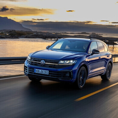Volkswagen Touareg R eHybrid Volkswagen Touareg R eHybrid, SUV ibrido ad alte prestazioni, in vista frontale e laterale.