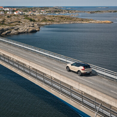 Volvo EX40 Sand Dune Edition, SUV elettrico con verniciatura chiara e dettagli esclusivi dell’edizione speciale.
