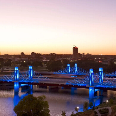 Progetto Webuild a Dallas, Texas, con infrastrutture in costruzione e macchinari operativi.