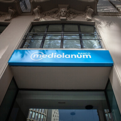 Logo luminoso di Banca Mediolanum sull'ufficio di Valencia. Banco Mediolanum è una banca italiana con uffici in Europa Valencia, 13 ottobre 2024. Insegna con il logo di Banco Mediolanum sul loro ufficio in città.