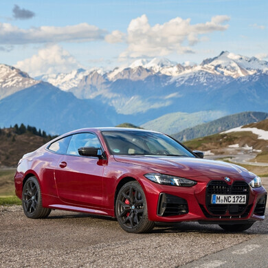 Auto bmw inserita in un paesaggio montano innevato
