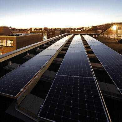 Pannelli solari posizionati sulla copertura di un edificio