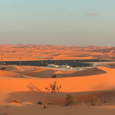 Vista aerea di un impianto fotovoltaico in Algeria, in un contesto desertico