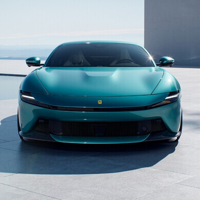 Vista frontale della Ferrari Amalfi azzurra