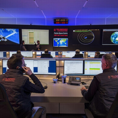 IRIDE Campi Bisenzio - Leonardo Space Center di Campi Bisenzio con personale che lavora