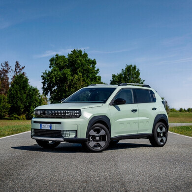 Stellantis Grande Panda Fiat Grande Panda parcheggiata, vista frontale e laterale, veicolo compatto per uso urbano.