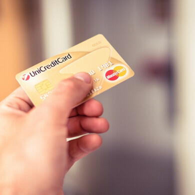 Pagamento con carta di credito UniCredit Firenze, 17 giugno 2013. Uomo che paga con una carta di credito MasterCard all’interno di un centro commerciale.