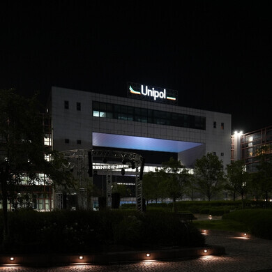Unipol Bologna Headquarter - Porta Europa Ingresso principale della sede Unipol Bologna a Porta Europa, con logo aziendale visibile e architettura contemporanea.