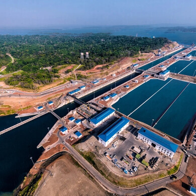 Webuild Canale di Panama Veduta del Canale di Panama con interventi o infrastrutture realizzati da Webuild, con navi e zone operative.