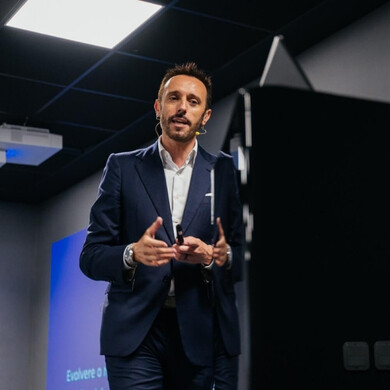 Gianluca Massini Rosati sul palco durante un evento