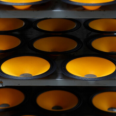 Focus su un componente audio B&C Speakers in primo piano.