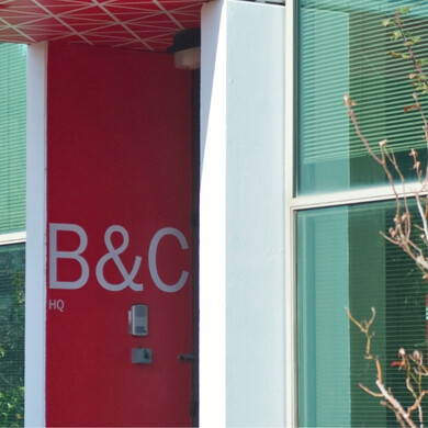 Dettaglio dell’ingresso principale della sede B&C Speakers, con logo visibile.