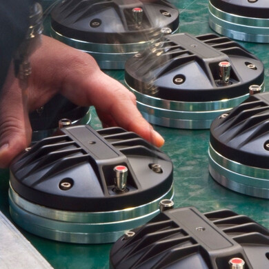 Selezione di prodotti audio professionali B&C Speakers, esposti per presentazione.