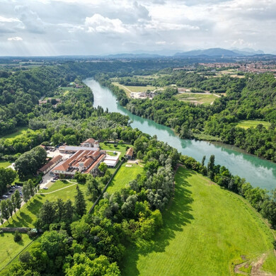 Vista dall'alto della sede di Cofle Veduta dall’alto della sede Cofle, con edificio e aree circostanti.