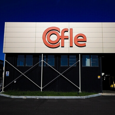 Dettaglio del logo Cofle sulla facciata della sede aziendale.