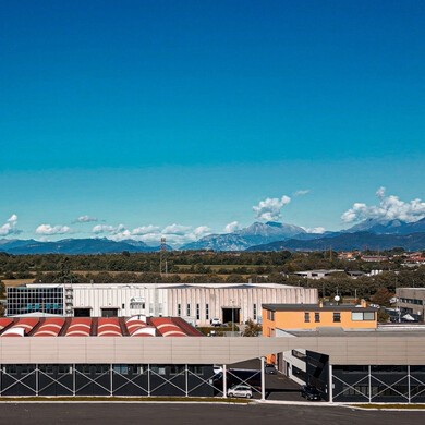 Vista generale della sede Cofle, simbolo della presenza aziendale e della struttura.