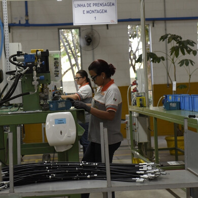 Dipendenti Cofle impegnati nelle attività produttive e operative.