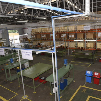 Vista interna sede Cofle Brasile Interni della sede Cofle Brasile, mostrando postazioni di lavoro e spazi comuni.