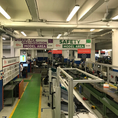 Dettaglio dei macchinari industriali utilizzati nella produzione Cofle.